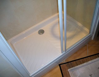 Quand le bac à douche se fissure Sinistre à la loupe Equipements